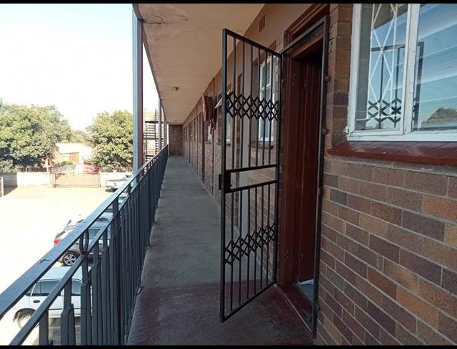 2 BEDROOM APARTMENT FOR SALE IN VANDERBIJLPARK CW 2